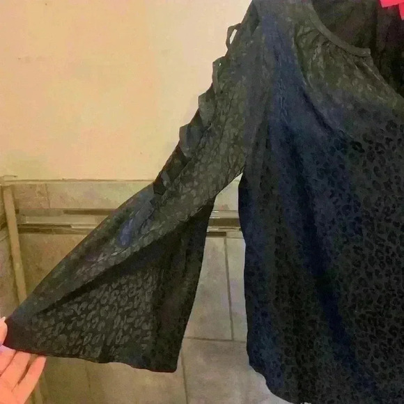 Jennifer Lopez woman’s blouse size small - Picture 3 of 6